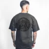 modelo masculino en camiseta oversize modelo masculino en camiseta oversize de color gris oscuro con diseño de un indio