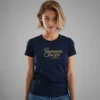 mujer en camiseta AZUL NAVY y logo DORADO