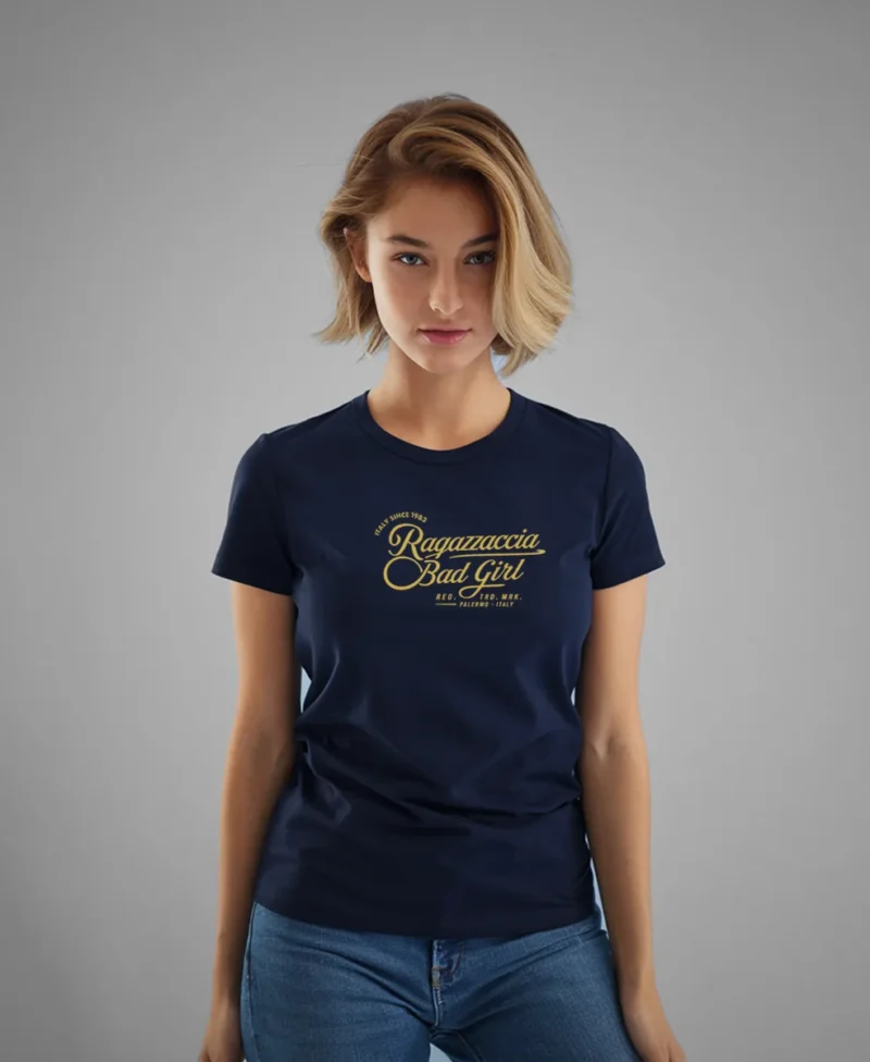 mujer en camiseta AZUL NAVY y logo DORADO