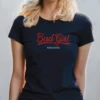 mujer en camiseta AZUL NAVY y logo rojo detalle