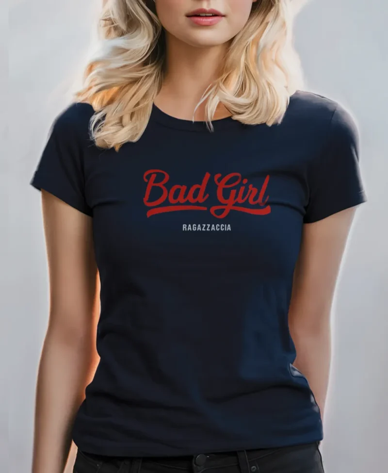 mujer en camiseta AZUL NAVY y logo rojo detalle