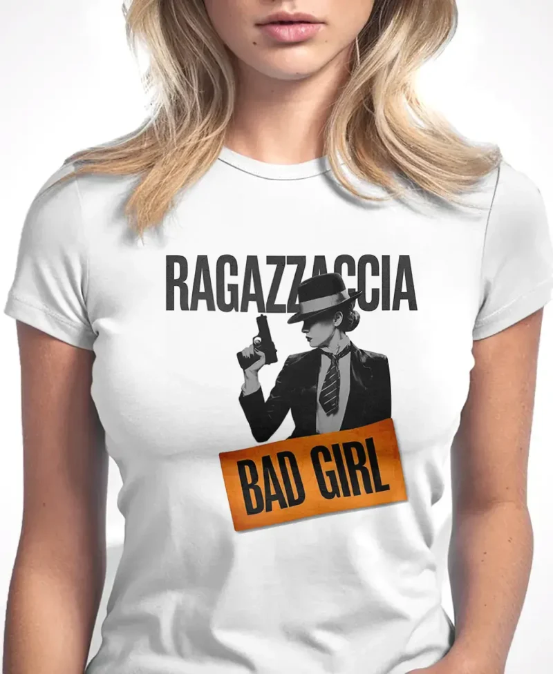 mujer en camiseta azul bad girl detalle