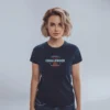 mujer en camiseta azul calenger