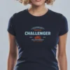 mujer en camiseta azul detalle calenger