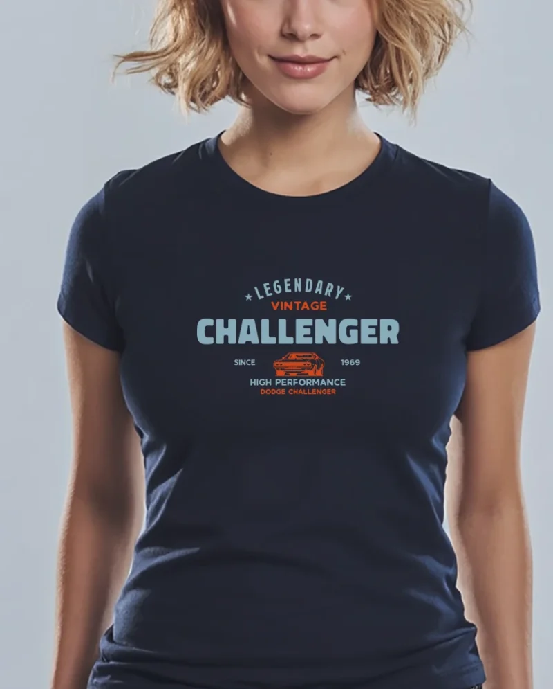 mujer en camiseta azul detalle calenger
