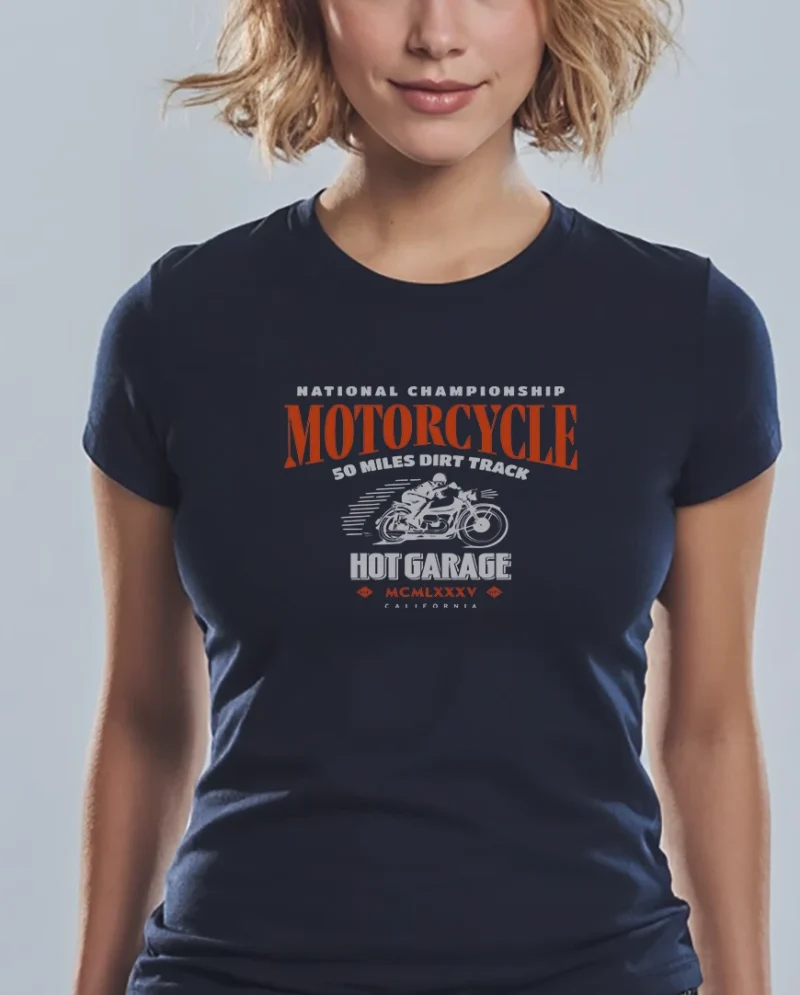mujer en camiseta azul detalle motorcycle