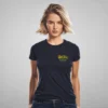 mujer en camiseta azul navy con logo bad girl