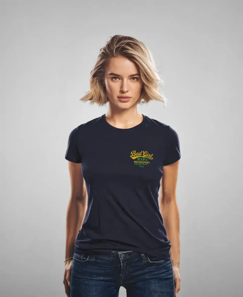 mujer en camiseta azul navy con logo bad girl