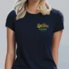 mujer en camiseta azul navy con logo bad girl detalle