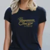 mujer en camiseta azul navy con logo bad girl detalle