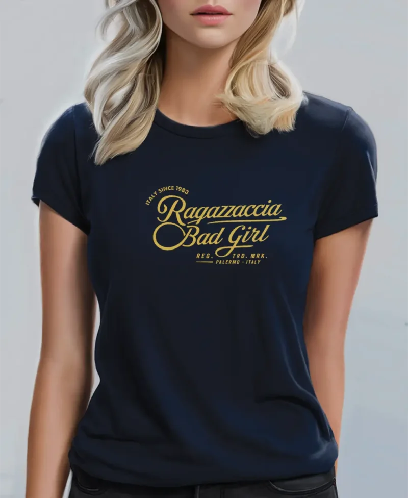 mujer en camiseta azul navy con logo bad girl detalle