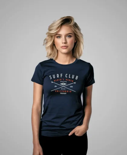 mujer en camiseta azul navy surf