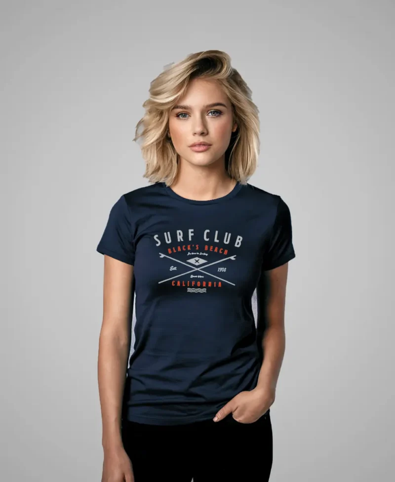 mujer en camiseta azul navy surf