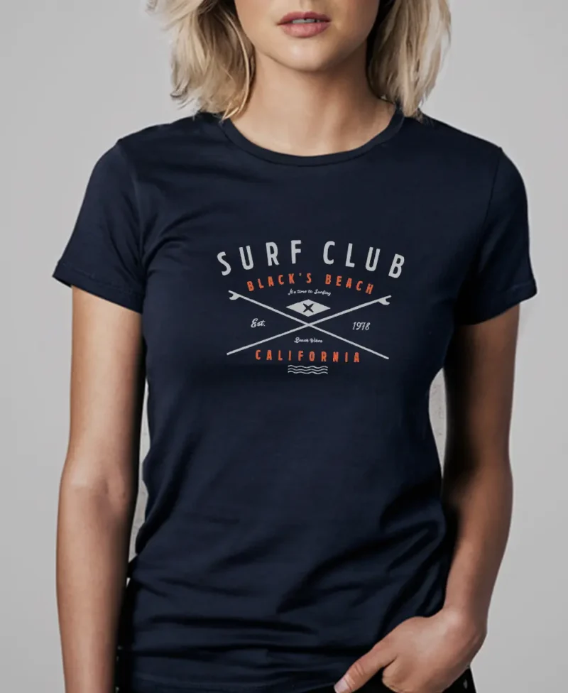 mujer en camiseta azul navy surf detalle