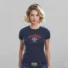 mujer en camiseta azul y logo rojo palermo