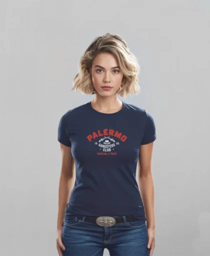 mujer en camiseta azul y logo rojo palermo