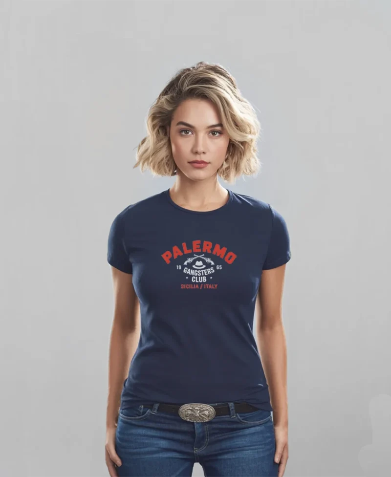 mujer en camiseta azul y logo rojo palermo