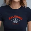 mujer en camiseta azul y logo rojo palermo DETALLE
