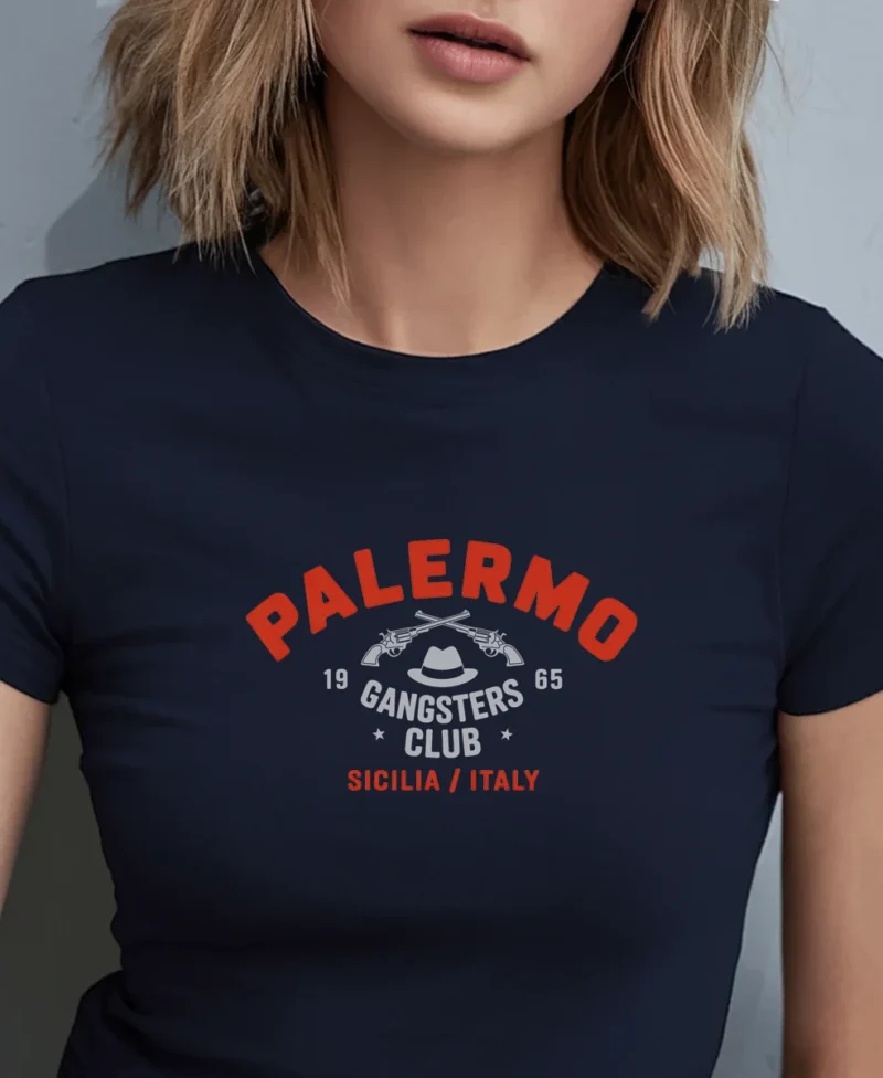 mujer en camiseta azul y logo rojo palermo DETALLE