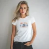 mujer en camiseta blanca azul kart