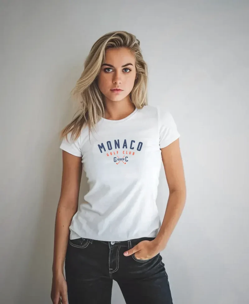 mujer en camiseta blanca azul monaco