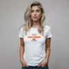 mujer en camiseta blanca calenger 2