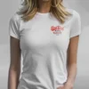 mujer en camiseta blanca con logo rojo bad girl detalle