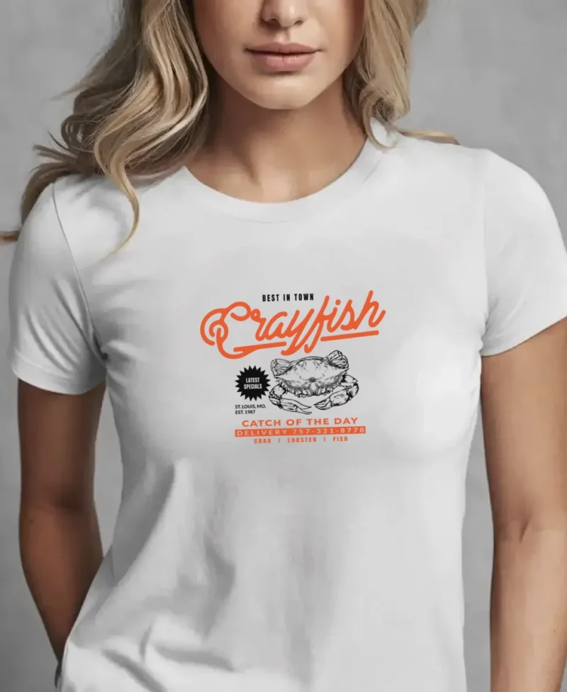 mujer en camiseta blanca crab detail
