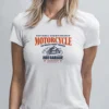 mujer en camiseta blanca motorcycle detalle