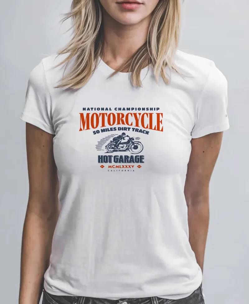 mujer en camiseta blanca motorcycle detalle