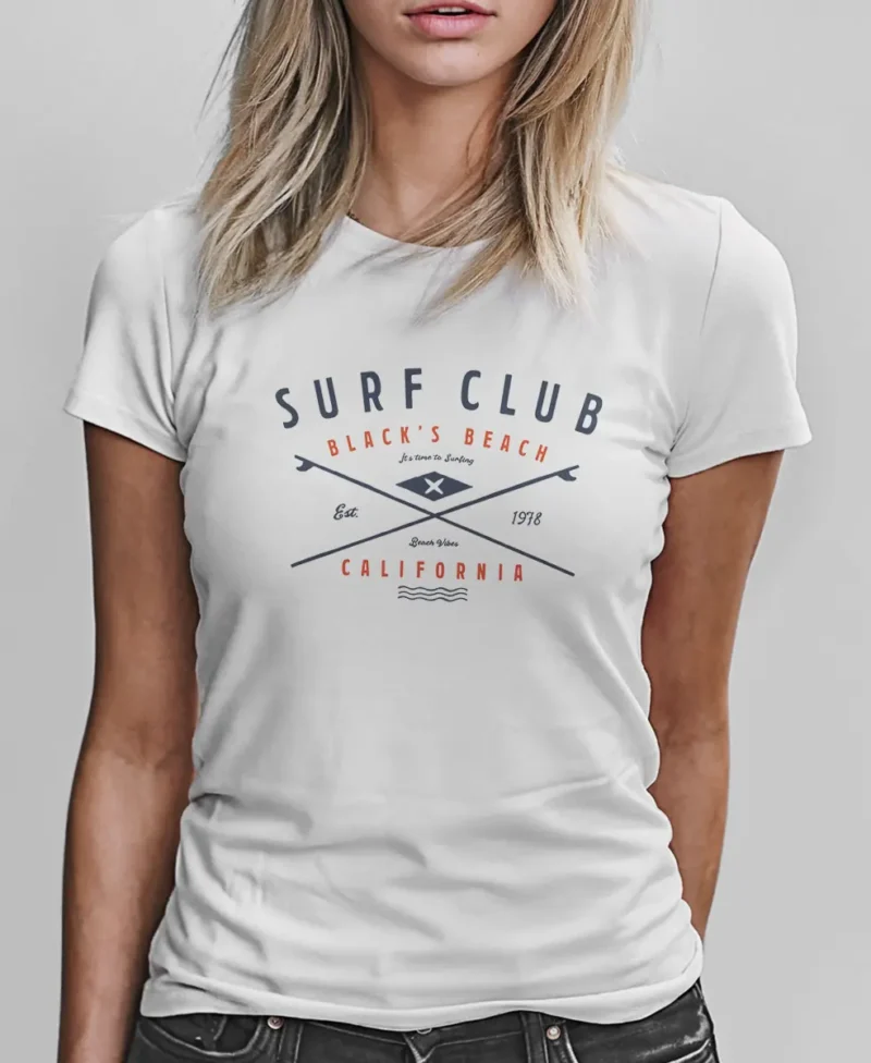 mujer en camiseta blanca surf detalle