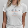 mujer en camiseta blanca surf detalle