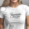 mujer en camiseta blanca y logo negro DETALLE