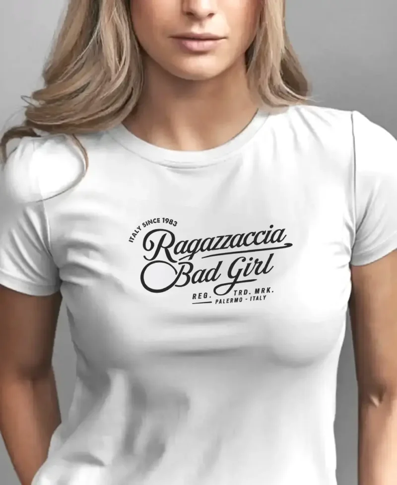 mujer en camiseta blanca y logo negro DETALLE