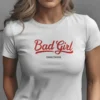 mujer en camiseta blanca y logo rojo DETALLE