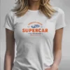 mujer en camiseta blanca y logo rojo DETALLE mujer en camiseta blanca y logo rojo DETALLE