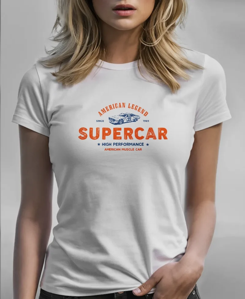 mujer en camiseta blanca y logo rojo DETALLE