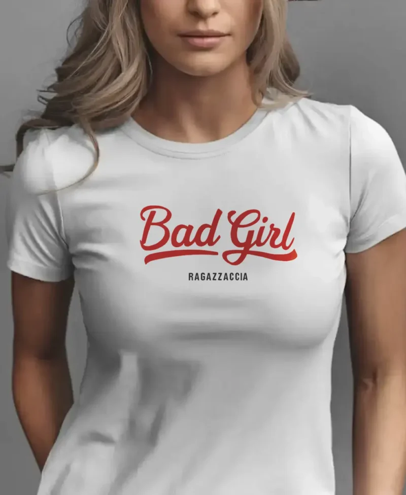 mujer en camiseta blanca y logo rojo DETALLE