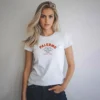 mujer en camiseta blanca y logo rojo palermo