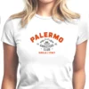 mujer en camiseta blanca y logo rojo palermo DETALLE