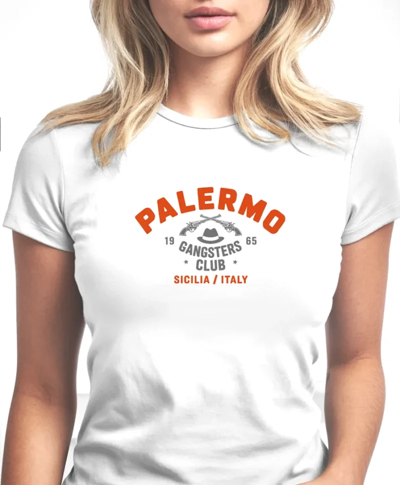 mujer en camiseta blanca y logo rojo palermo DETALLE