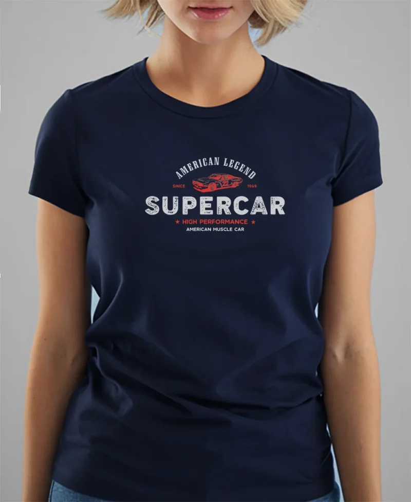 mujer en camiseta color navy azul detalle