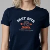 mujer en camiseta color navy azul fast detalle