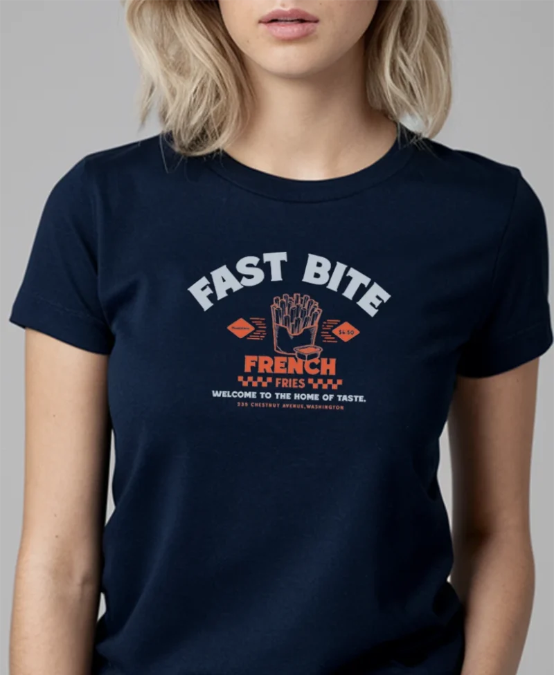 mujer en camiseta color navy azul fast detalle