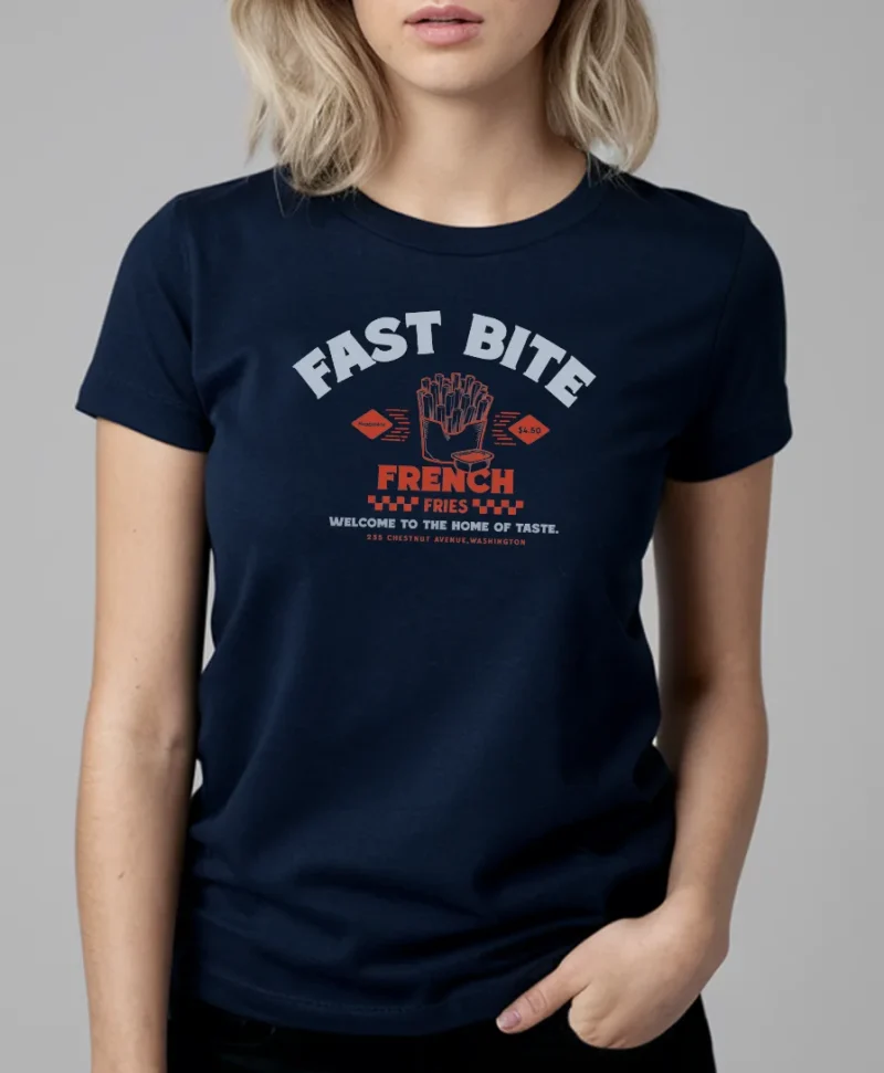 mujer en camiseta color navy azul fast detalle