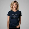 mujer en camiseta color navy azul surf club