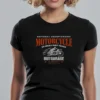 mujer en camiseta negro detalle motorcycle