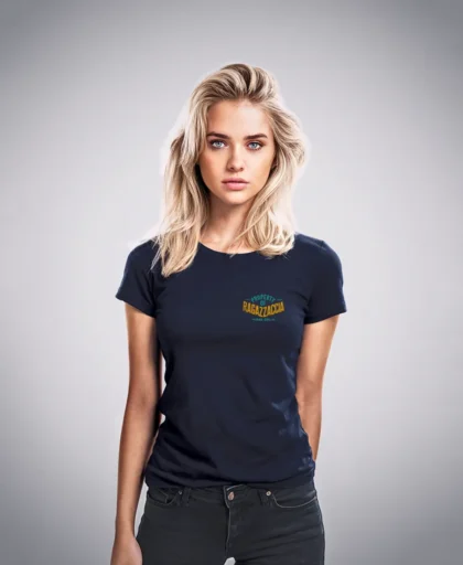 mujer en polo azul navy con logo