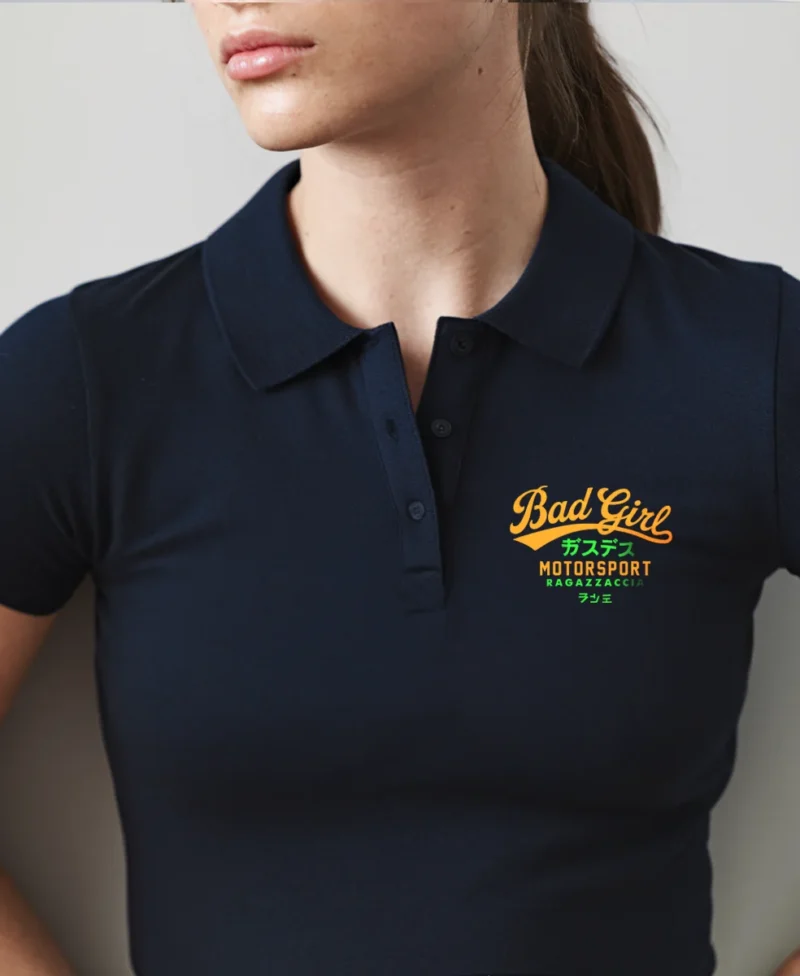 mujer en polo azul navy con logo bad girl 2