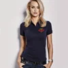 mujer en polo azul navy con logo rojo